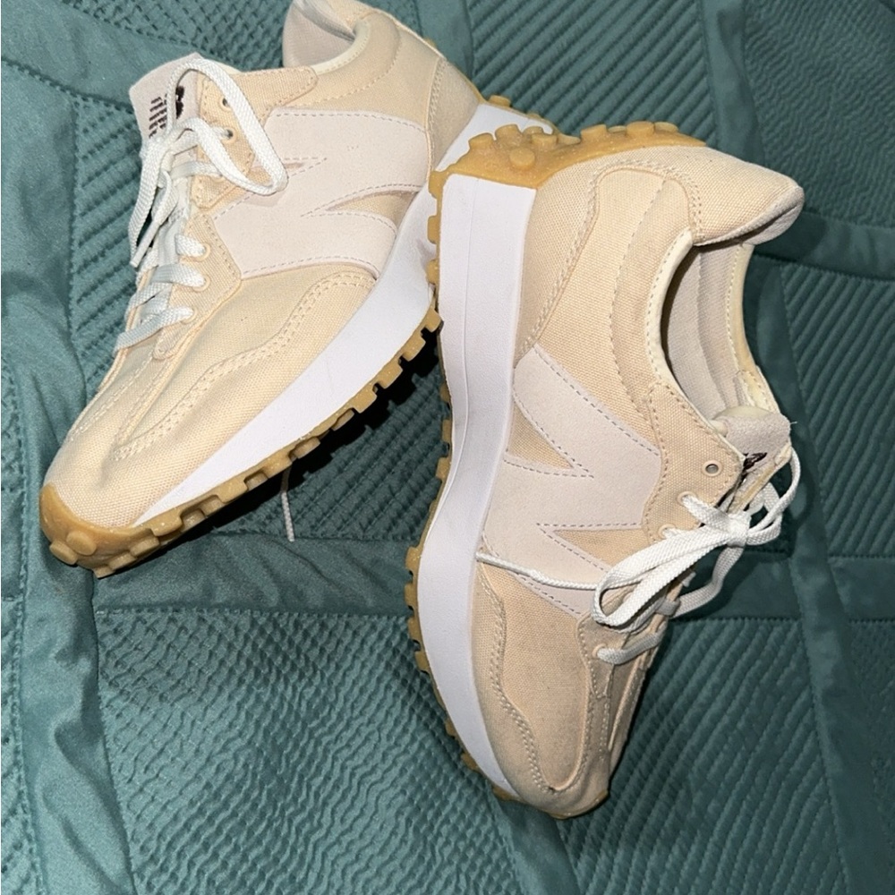 New Balance? 327? Size 8